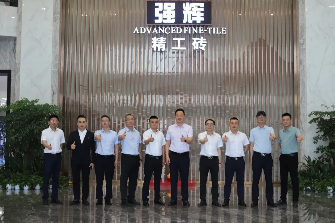 強(qiáng)輝新品質(zhì)感大師又出圈？華美立家團(tuán)隊參觀強(qiáng)輝總部展廳！