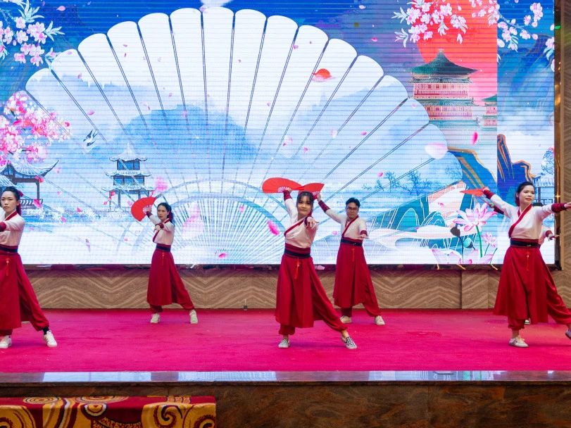 拓路前行·領(lǐng)跑未來 | 集團(tuán)2023年度總結(jié)會暨2024迎新晚會圓滿結(jié)束！(圖27)