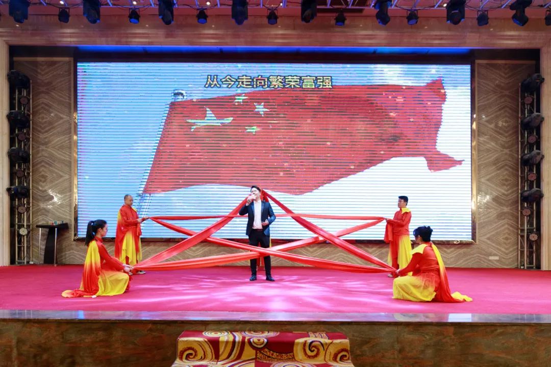 聚勢·創(chuàng)變·敢為 | 強(qiáng)輝集團(tuán)2025年迎新晚會圓滿結(jié)束，共繪未來新藍(lán)圖(圖25)